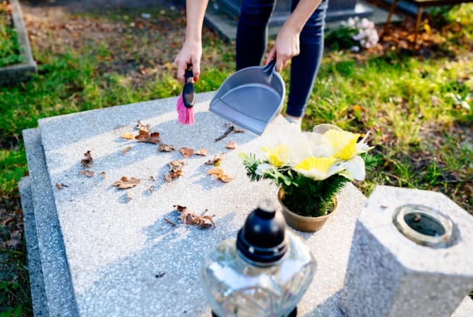 Curățare frunze de pe mormânt